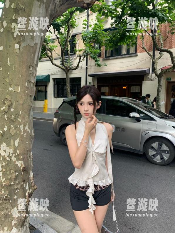 朋友说：“17c吃瓜”入口就像一扇大门，后面吞云吐雾的小道没有止境！