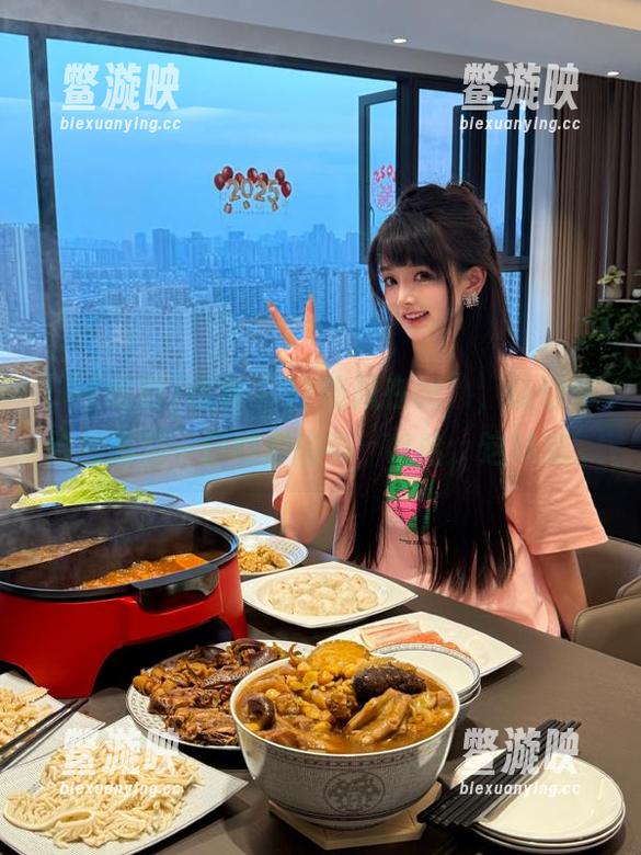 91吃瓜 观看“91吃瓜在线”,让你体验到隔空一口吃瓜的爽,哈哈,这味道...