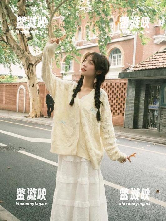 91吃瓜中心 91吃瓜中心:校园里的安卓传说,不羁少年与美食的奇妙结合。