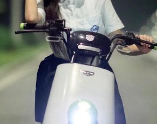 免费吃瓜网的永久性感跟酒吧的常驻乐队一样，无时无刻在干扰我的神经