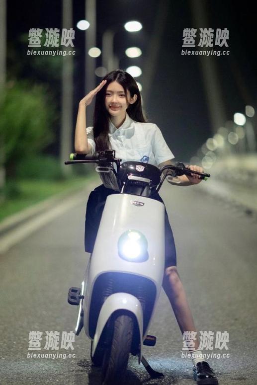 免费吃瓜网的永久性感跟酒吧的常驻乐队一样，无时无刻在干扰我的神经